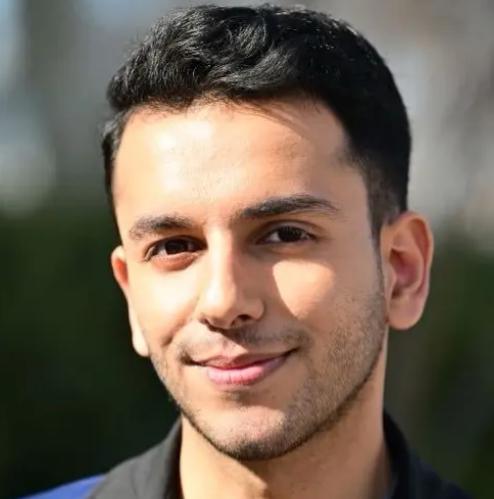 近日，伊拉克籍记者方浩明订婚了。未婚妻是中国新疆人，两人曾是同学，相恋五年。
