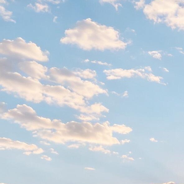 每日一善  0000一个人坐在路中的转角行人总忙着擦肩就忘掉我在人群中一眼就看到
