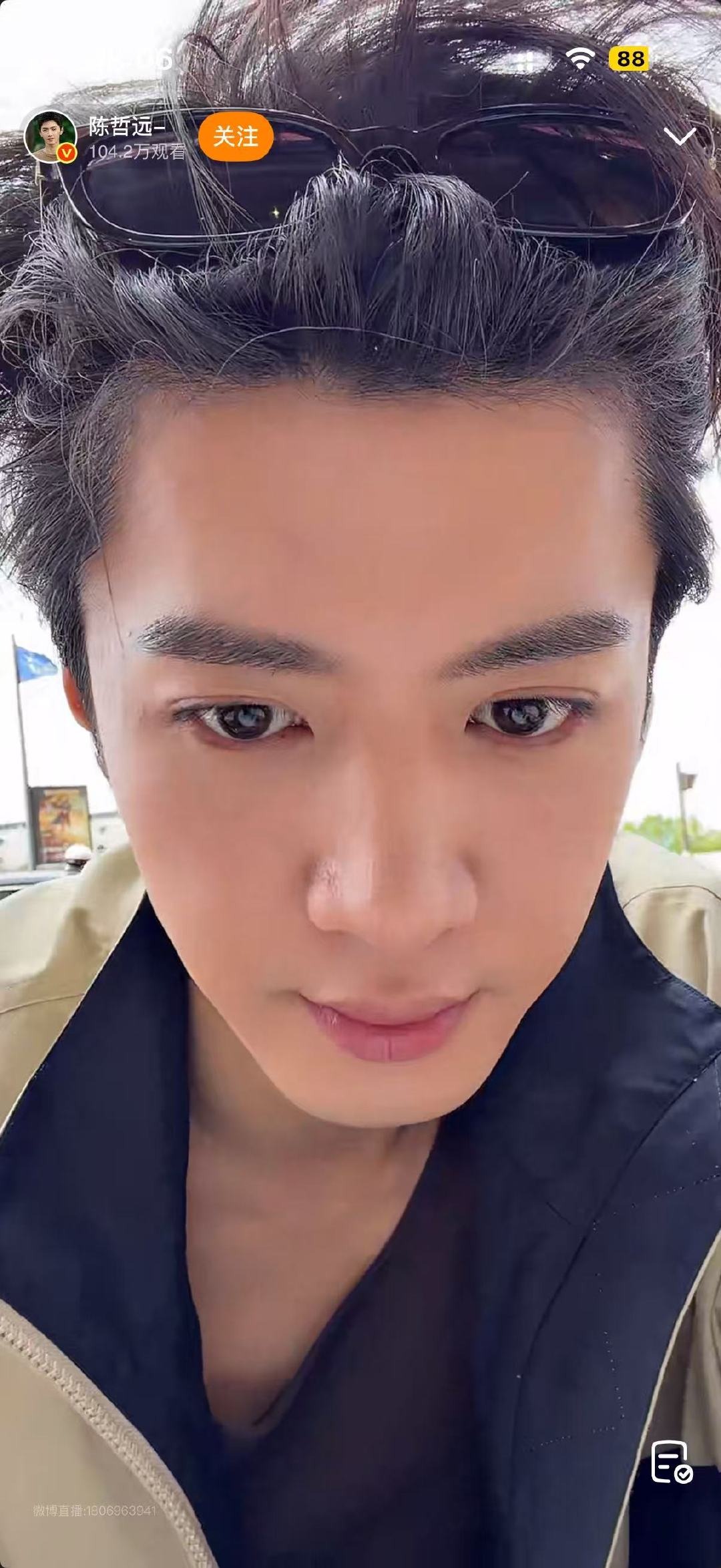陈哲远站起来看看全身陈哲远说我很听话的“我很听话的”这句话从陈哲远嘴里说出来，怎