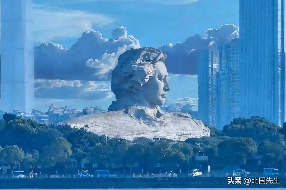 再见到橘子洲头！

同事出差湖南，趁着周六去了橘子洲头，通过朋友圈，也再次见到了