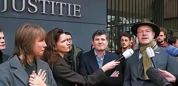 这一回中国可真要杀鸡给猴看了。中国实在忍无可忍，终于要杀鸡给猴看了，谁是这只鸡？