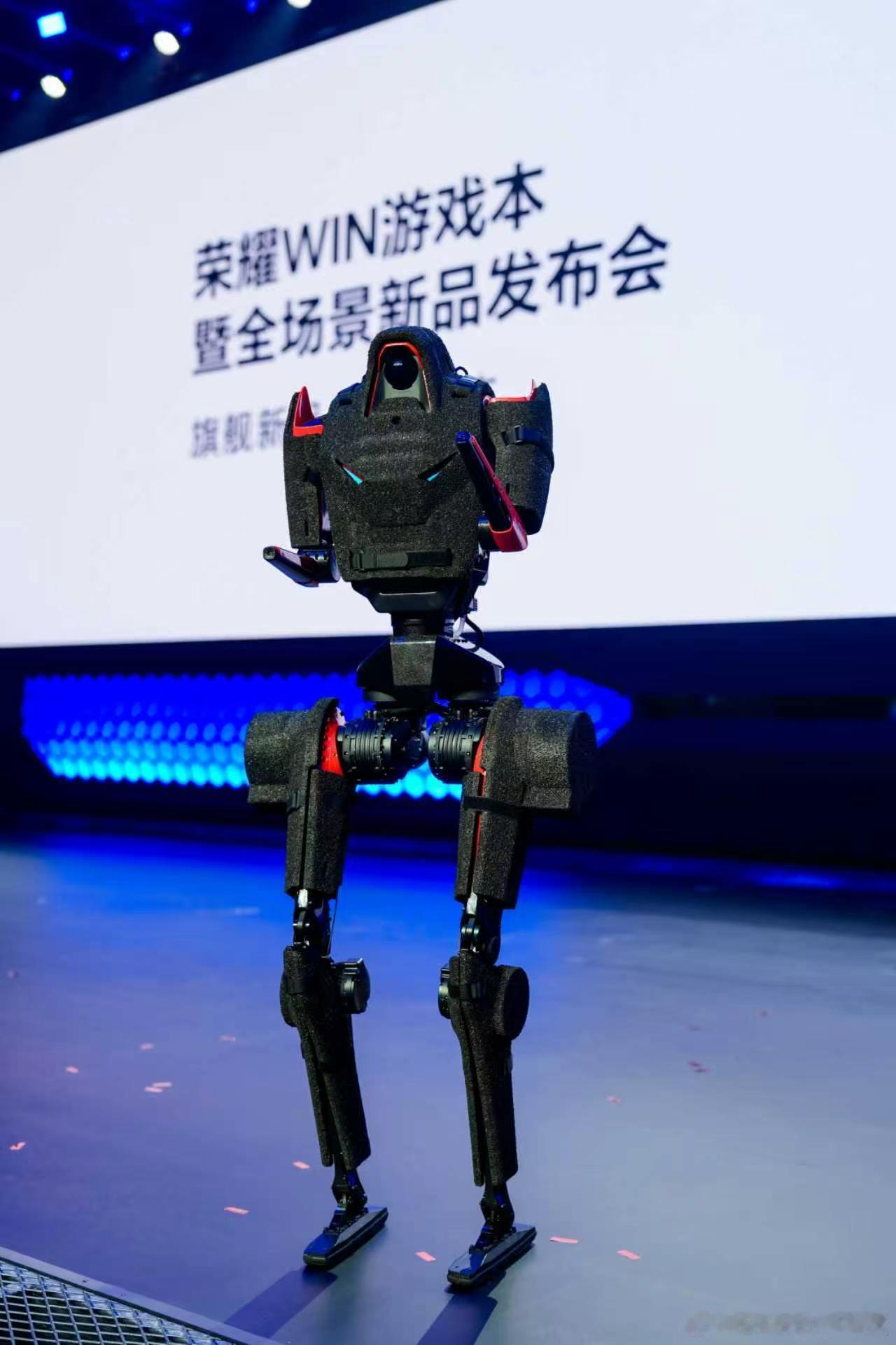 荣耀WIN游戏本刚刚斩获半马冠军、实力与颜值双双出圈的荣耀超人气“大明星”闪电机