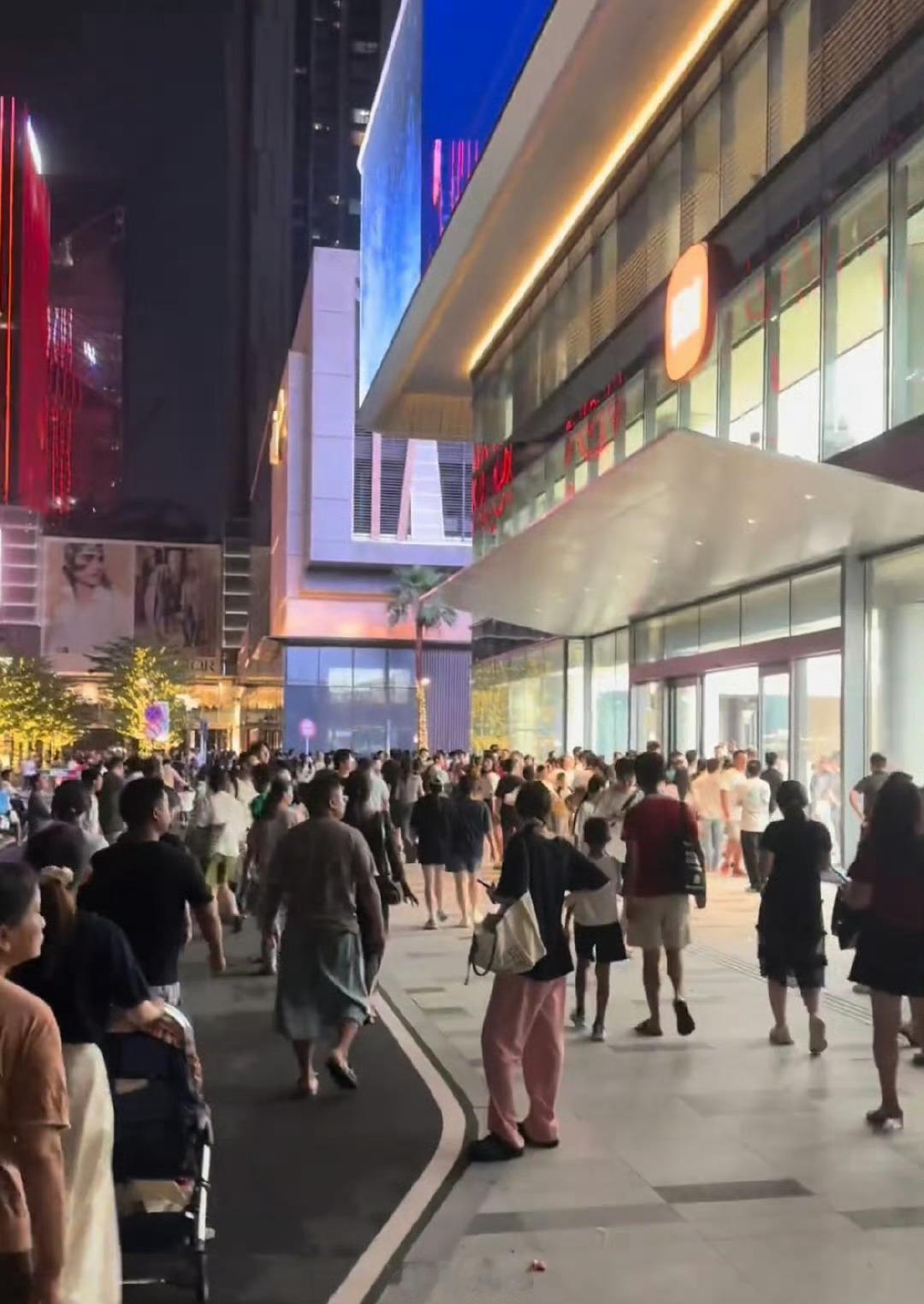 深圳的小米之家，人满为患这个热度真的是实打实的，不是营销号能编出来的，也不是水军