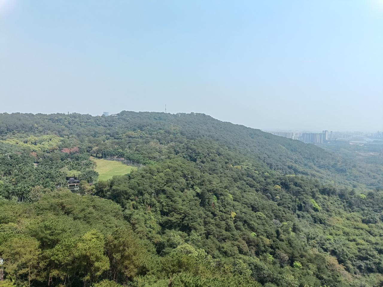 站在广西青秀山龙象塔顶看南宁，那景色绝了！龙象塔始建于明万历年间，有九层，高60