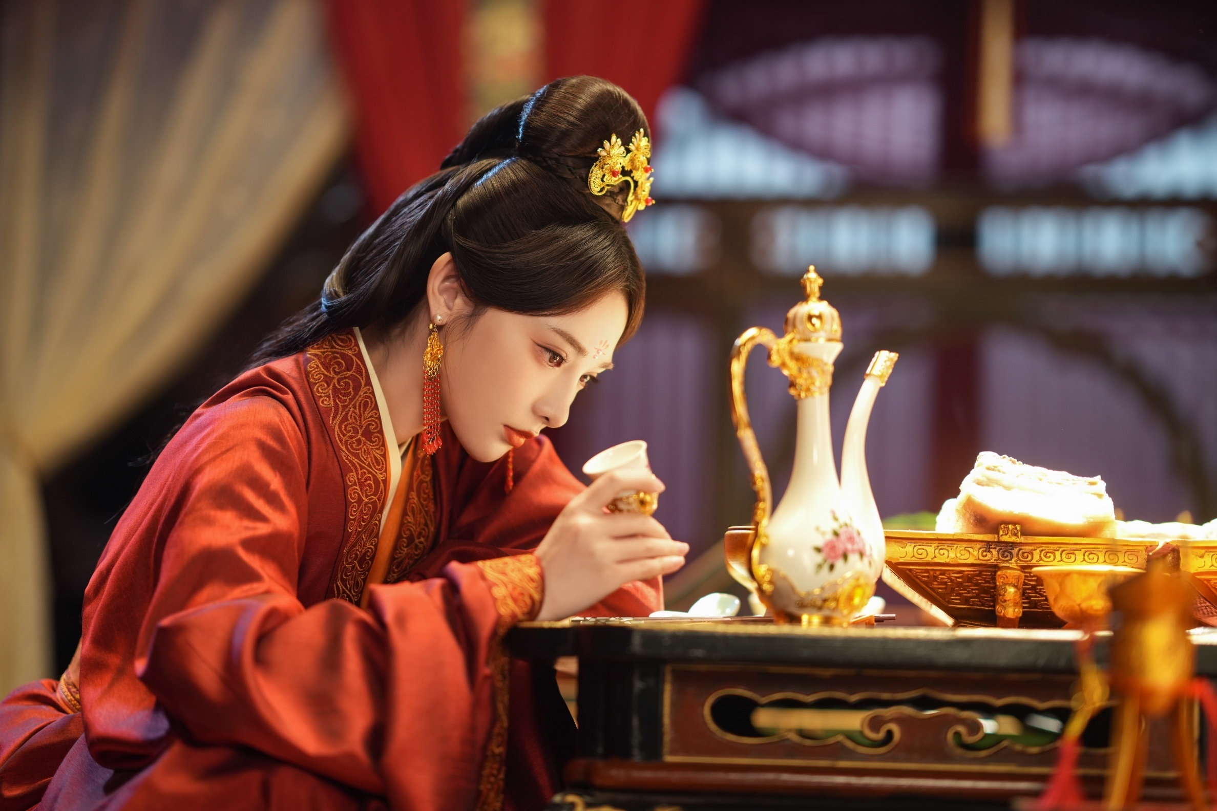 好喜欢这套彭小苒 《凤凰台上》凌苍苍☽ 剧照-嫁衣+花钿+珍珠妆+面帘 