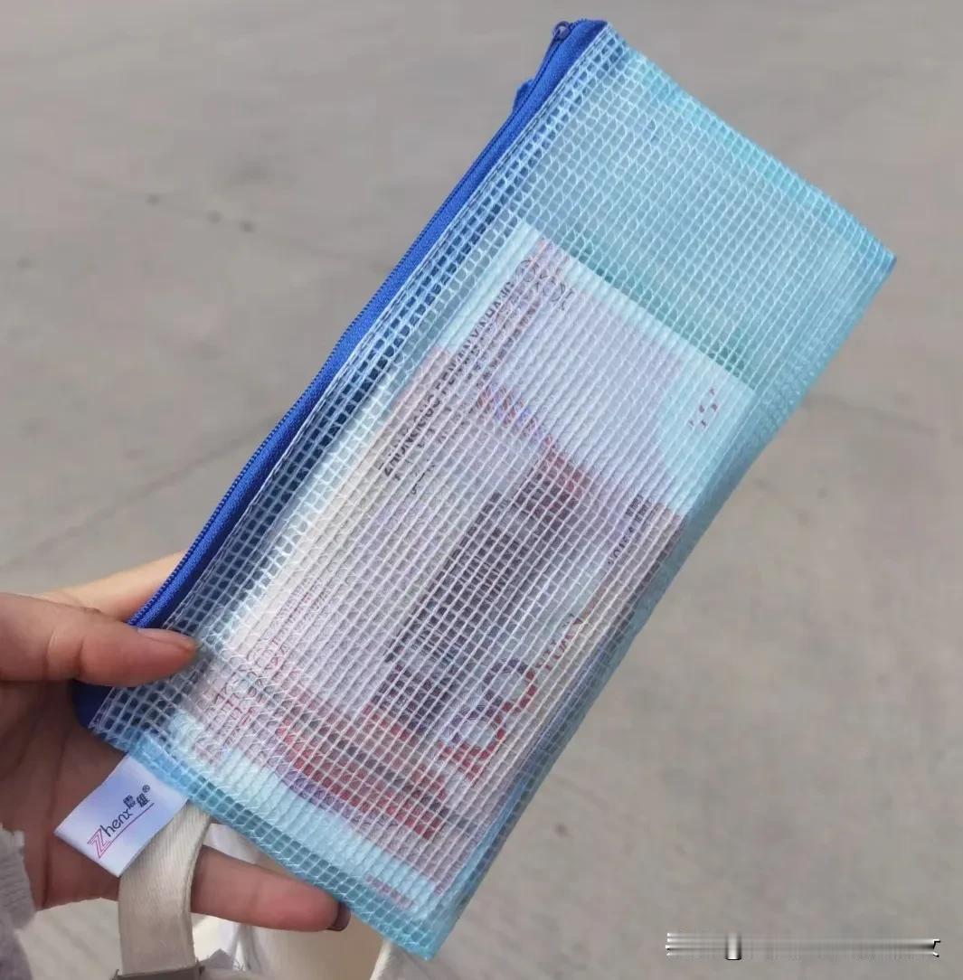 明天怎么看？
上午先钓鱼，看着一群鱼儿慢慢上钩，下午出其不意把鱼全烤着吃了，许皮