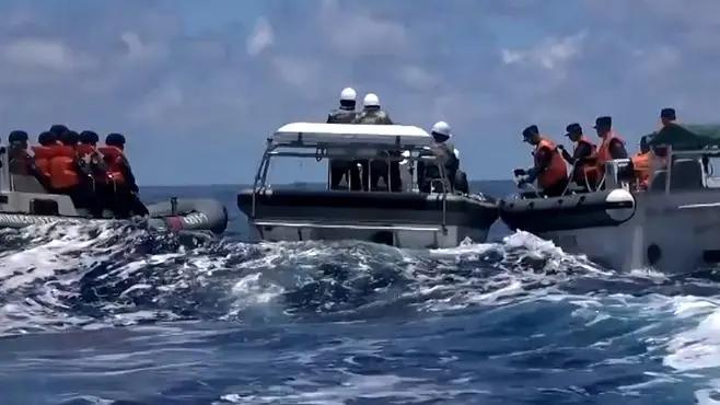 8月1日，中国海警在黄岩岛附近组织维权执法管控演练。

课目有三项：临检拿捕、拦