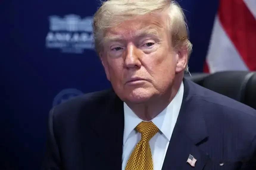 美国达拉斯一座光伏超级工厂内，星条旗高悬，美方高管面对媒体高调宣称美国制造业与创