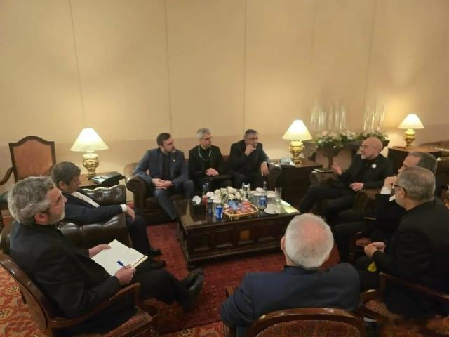 照片:伊朗代表团在与美国谈判前在伊斯兰堡。据伊朗国家通讯社塔斯尼姆(Tasnim