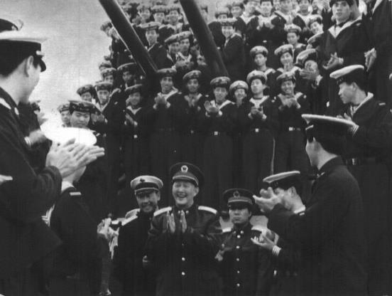 1989年1月，洪学智在海南看望海军某基地指战员。