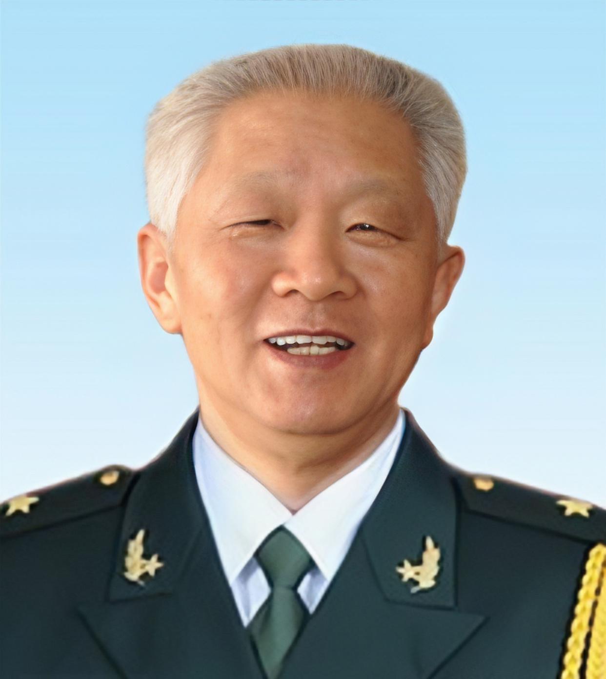 1981年，华国锋退下来后，组织部门专门找到他的秘书曹万贵，桌上摊着好几份调令，