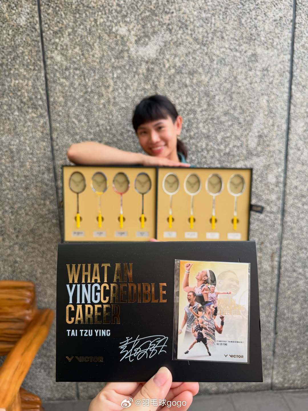 戴资颖展示历代战拍迷你收藏礼盒，精致复刻经典战拍我爱羽球 ​​​