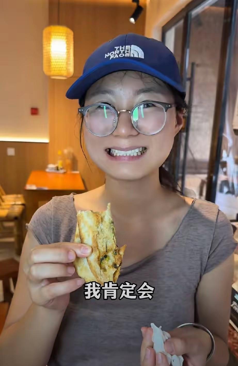 “这个女孩火了！”江苏无锡，18岁女孩月月在饭店打暑假工，和老板约定好的，工资3
