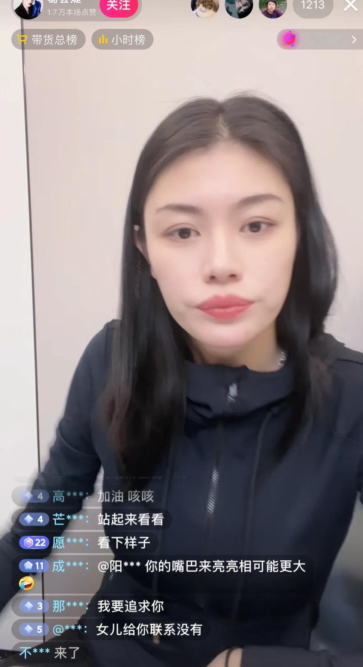 葛荟婕今日直播，心情很不错，身材特别好，她自己说最近有在锻炼身体，她气色不错，长