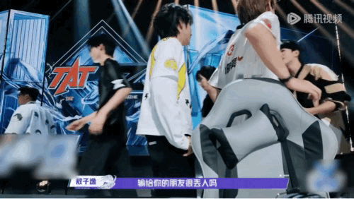严浩翔贺峻霖一左一右敖子逸来回哄 战至巅峰 笑麻了！敖子逸赢了比赛却开启“哄人副