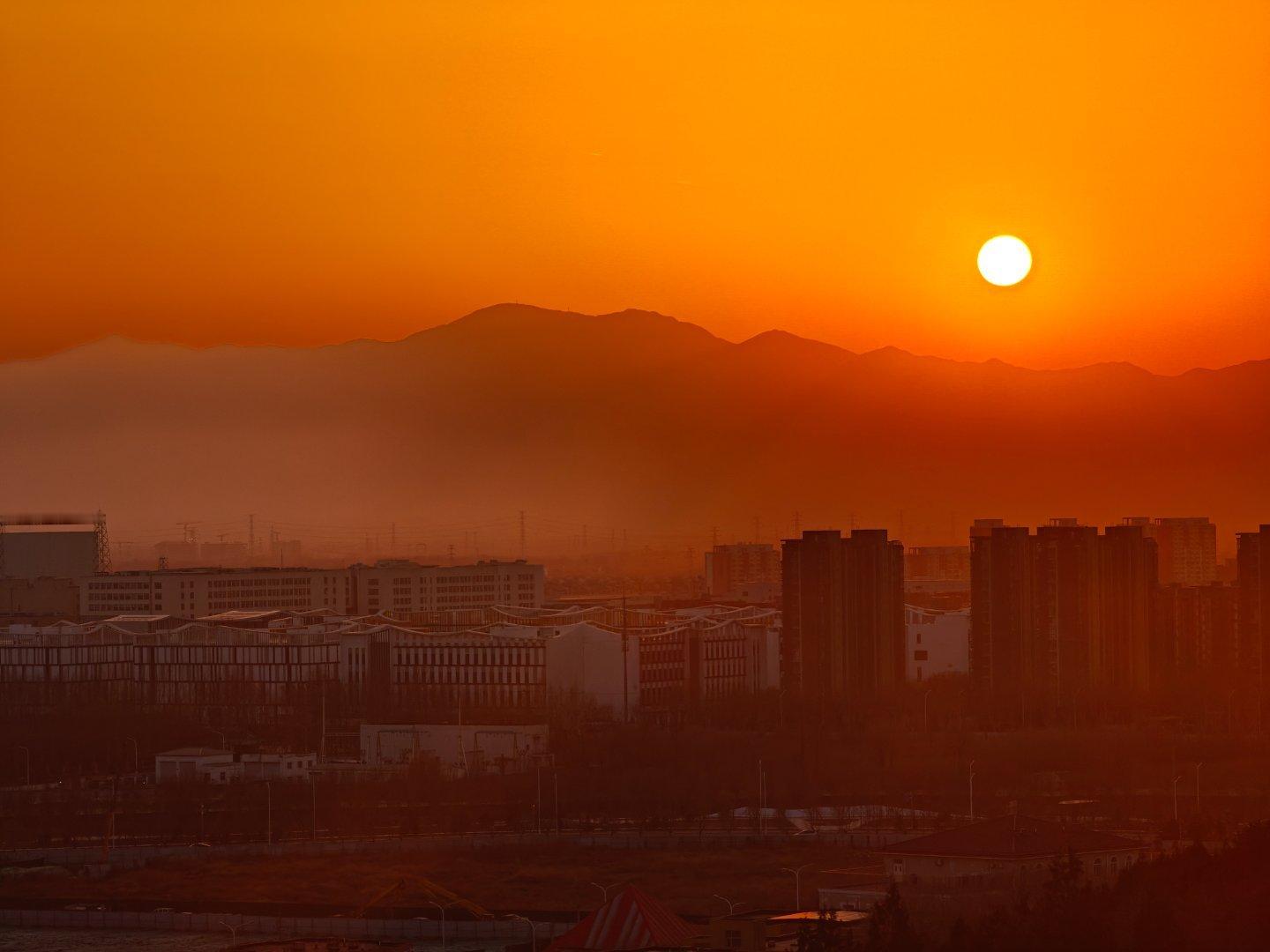没想到在家门口爬了个山，累坏了，但是拍到了超绝夕阳。 