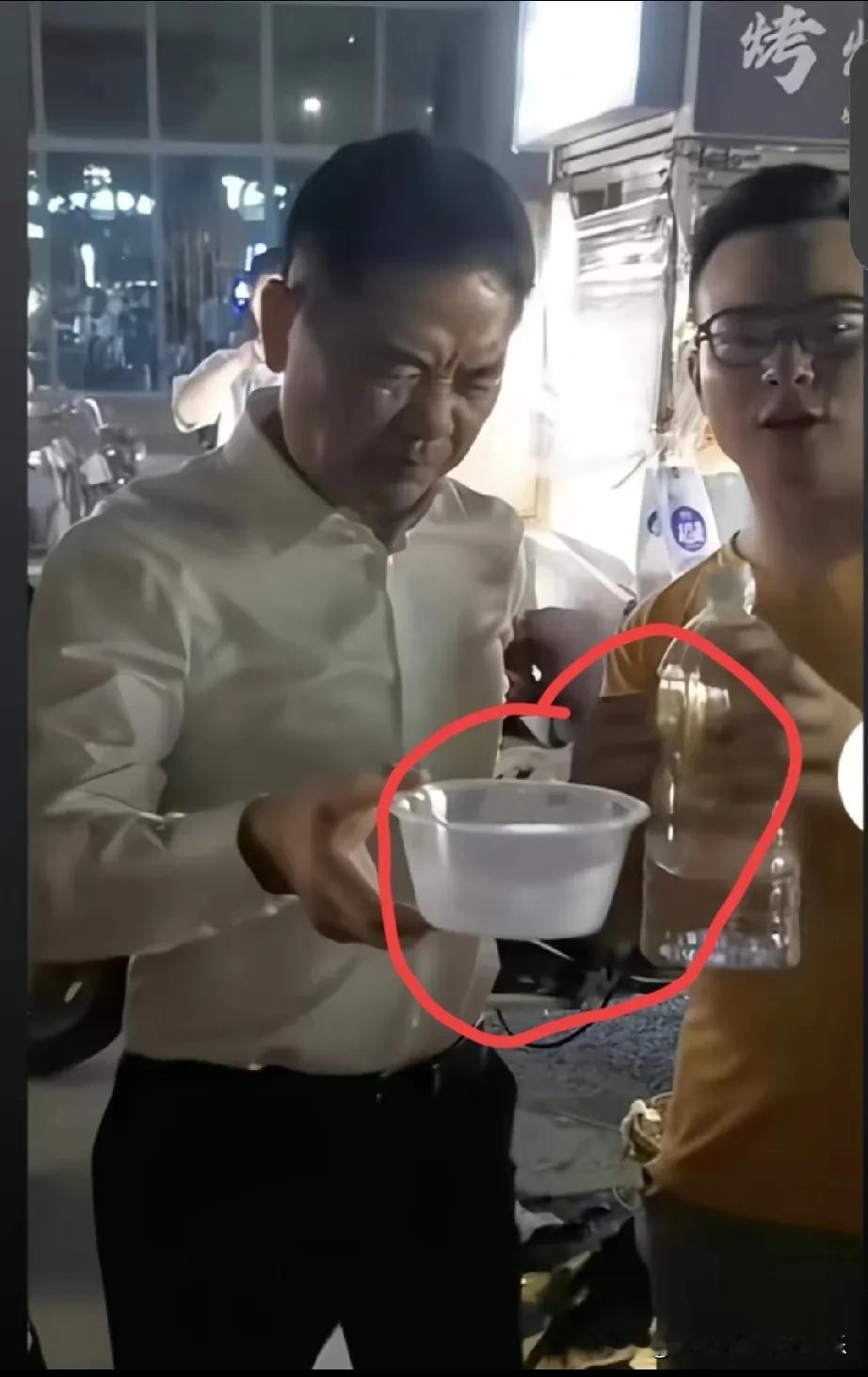 接地气不是装出来的，

看看细节就知道了!

不愧是大家都喜欢的刘强东，也终于明