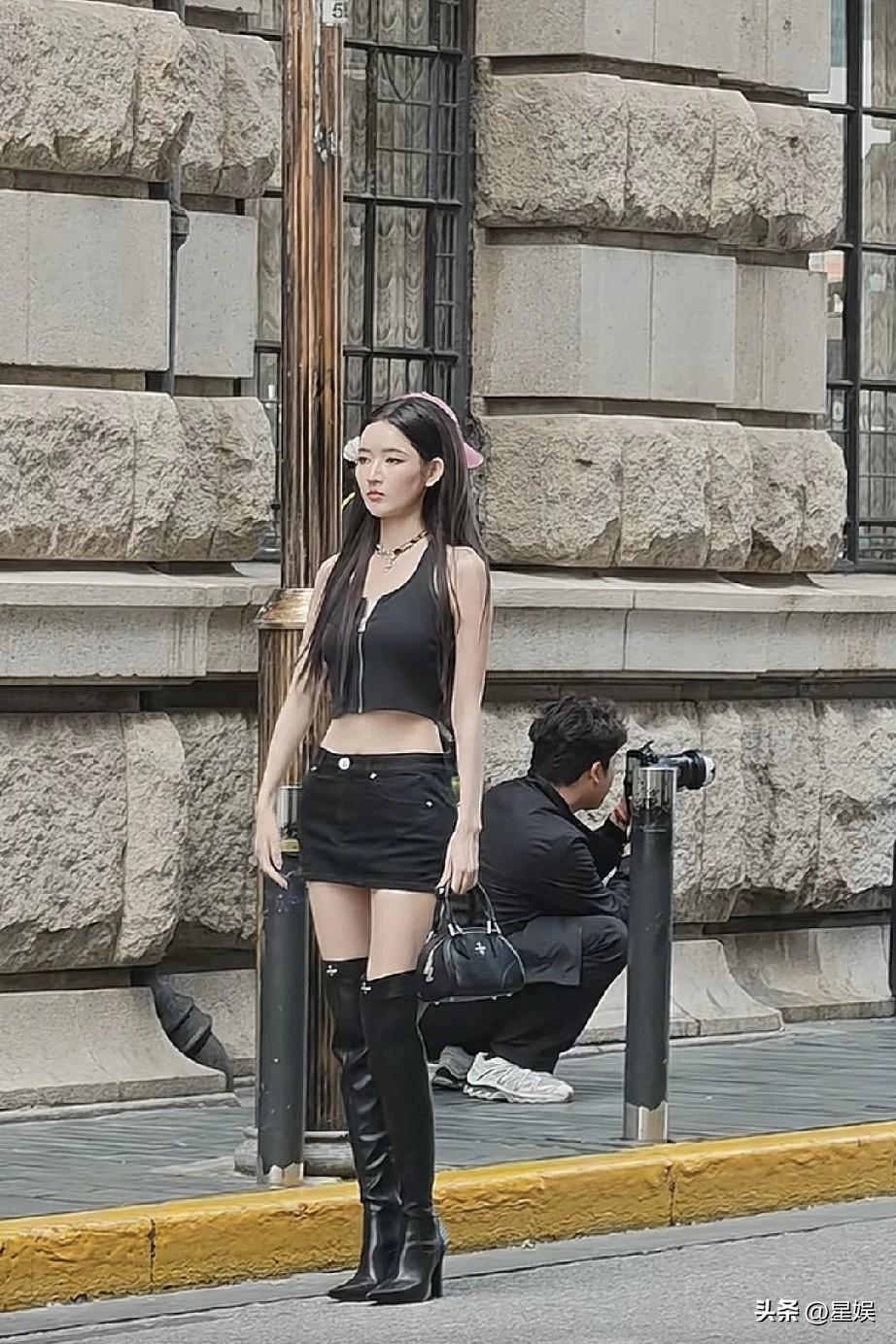 王玉雯街头拍照。