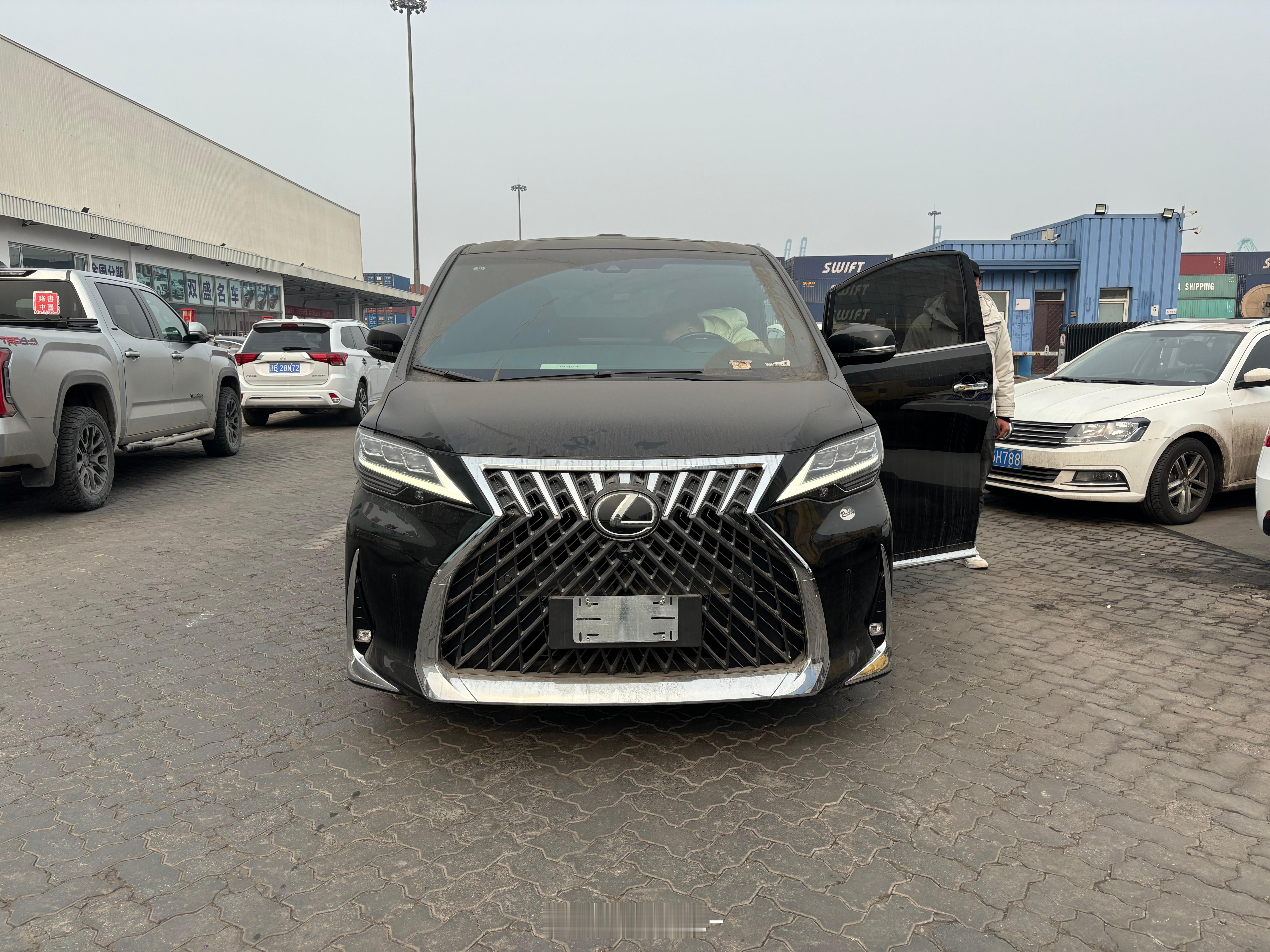 天津交付一辆LM350 3.5 V6 四座，去年的G63 AMG车主再次购入，不