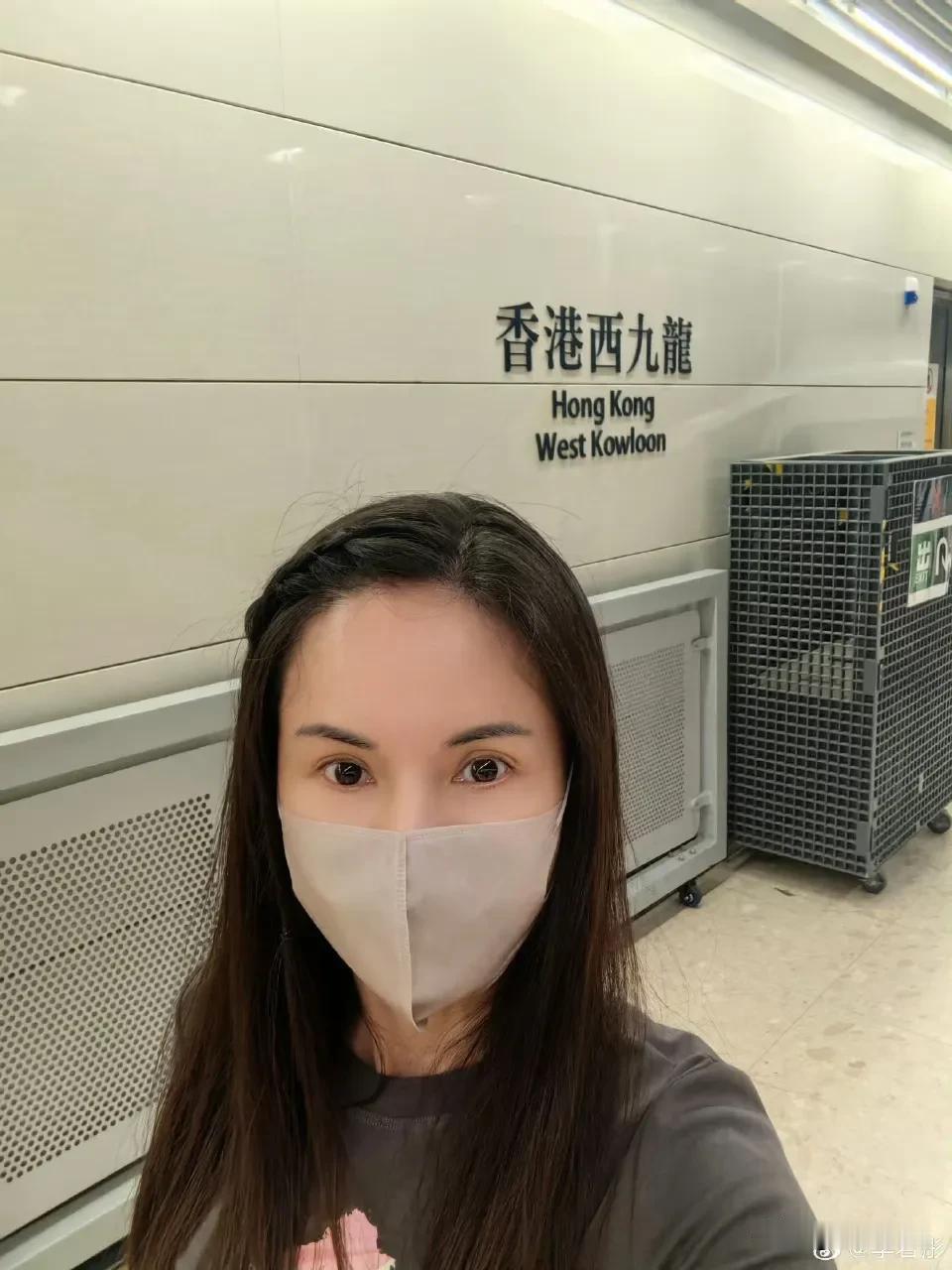 李若彤第一次坐高铁，从香港直达长沙。

她没有选择飞机，也没有选择从哪里中转，而