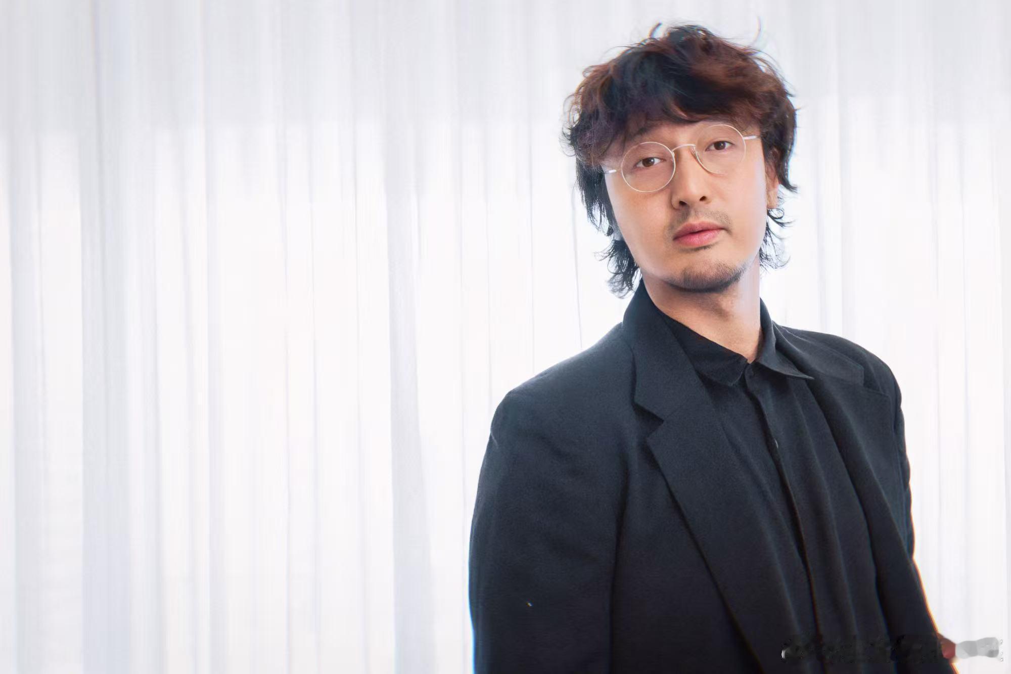 谁给王传君选的美瞳披荆斩棘 这副美瞳选得太妙了，直接收敛住眼神里的锋利感，配合说
