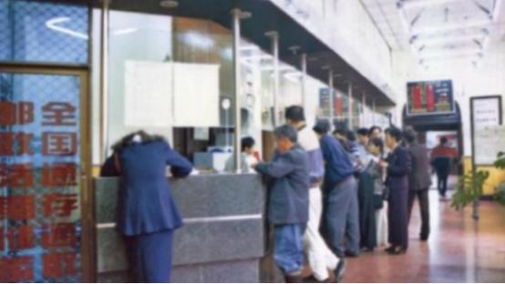 中国邮政真是个神奇的企业！1998年邮电分家后，邮政第一年就亏了179亿，成了全