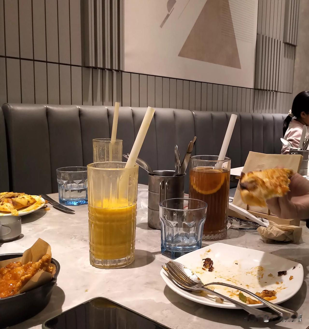 红帽子泰安 客原来这水准 ,早知道这是个国际品牌 ,没想到首感非常一般 ,三杯饮