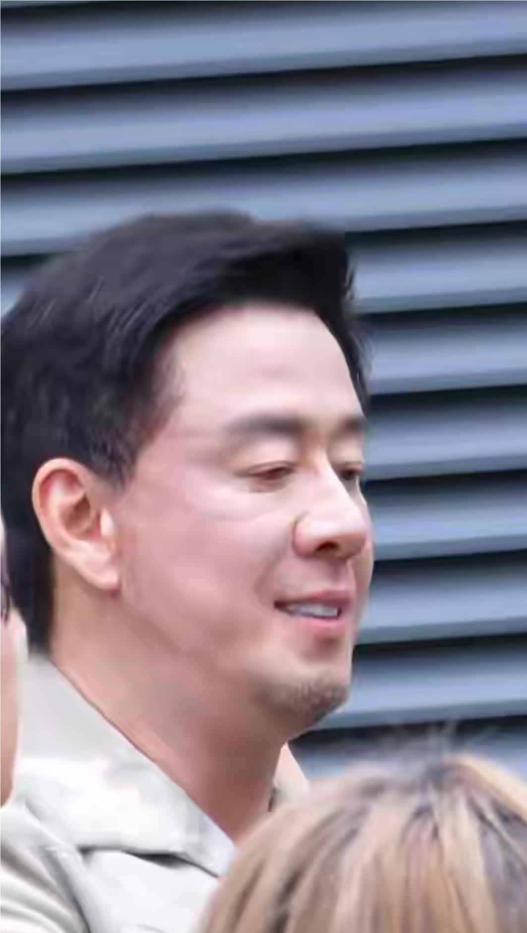 53岁的杨坤被网友偶遇，他穿着白色衣服，发型也已改往日风格，脸变得圆玉润了不少，