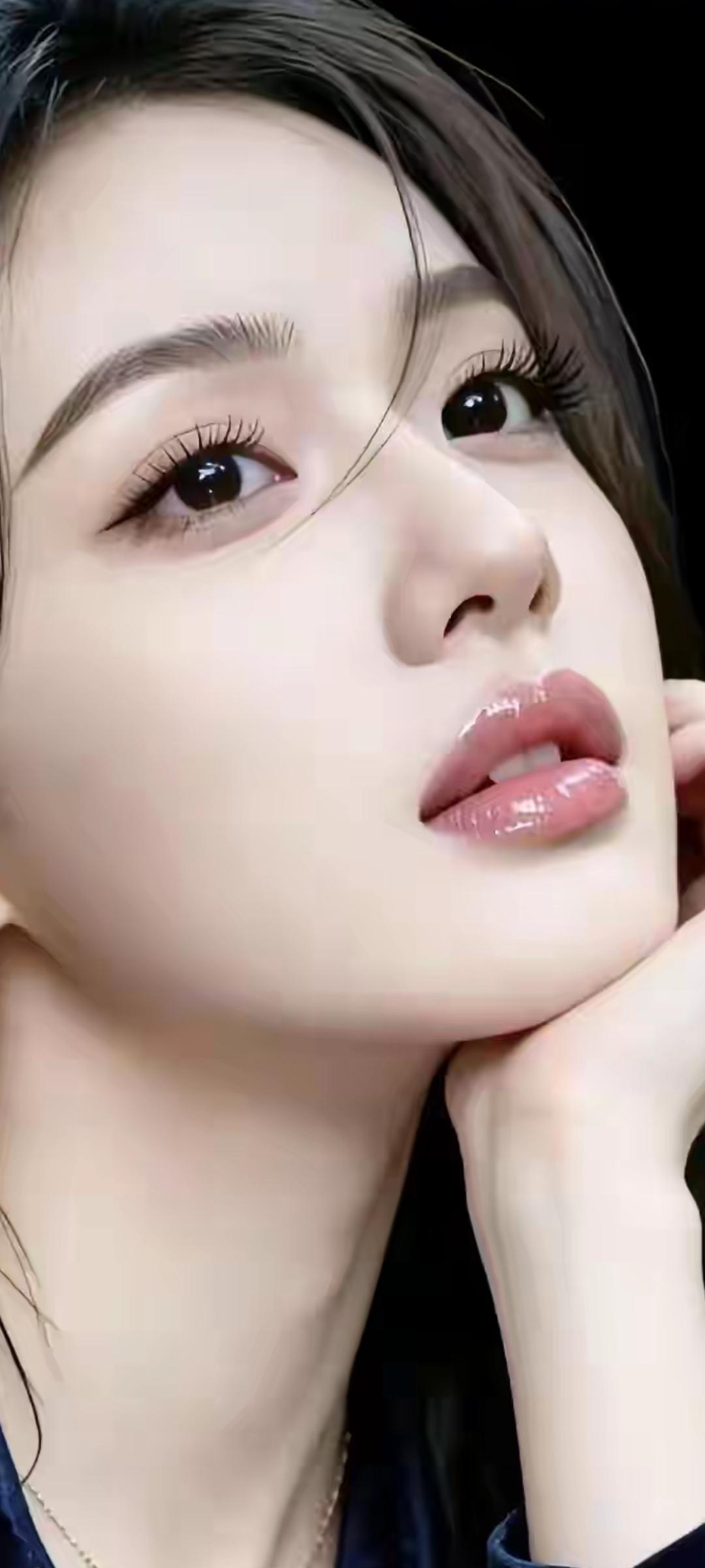 温柔眼波流转，唇畔轻启，如梦似幻的少女