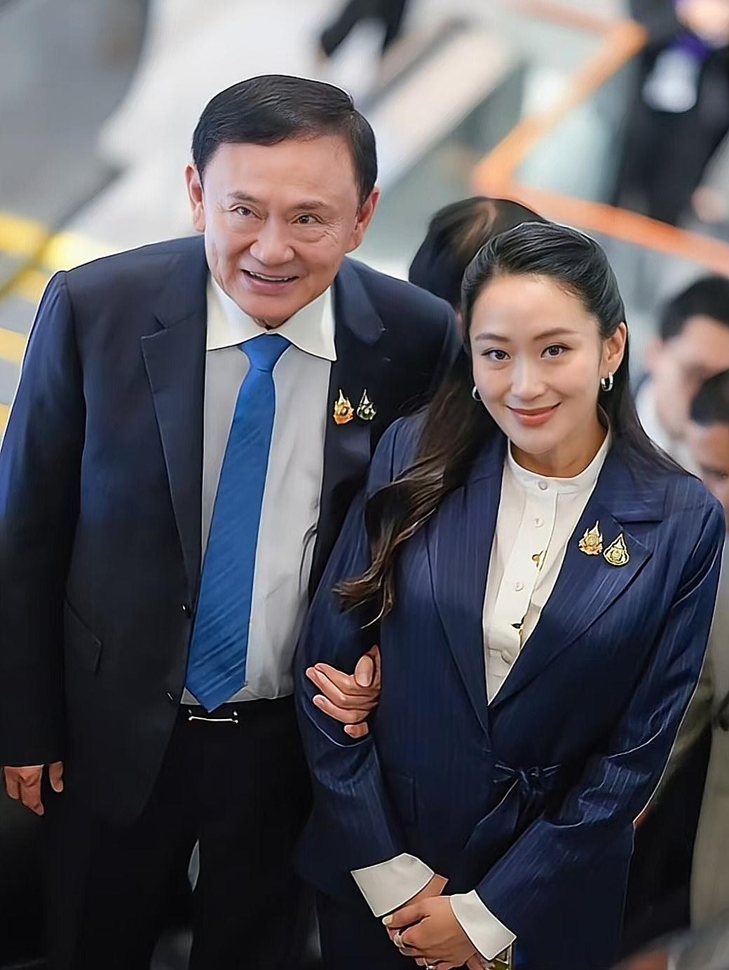 万万没想到，泰国总理佩通坦被解职及前总理他信重新服刑引发的连锁反应。   

泰