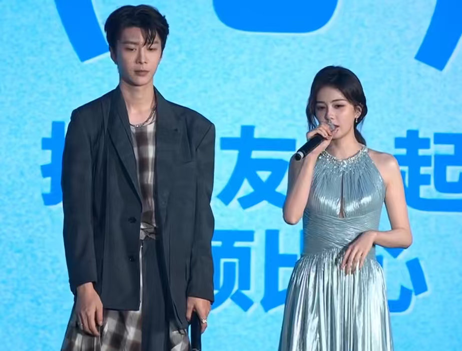 白鹿范丞丞游泳比心蝴蝶结白鹿手忙脚乱范丞丞一脸淡定 白鹿范丞丞游泳比心蝴蝶结，白