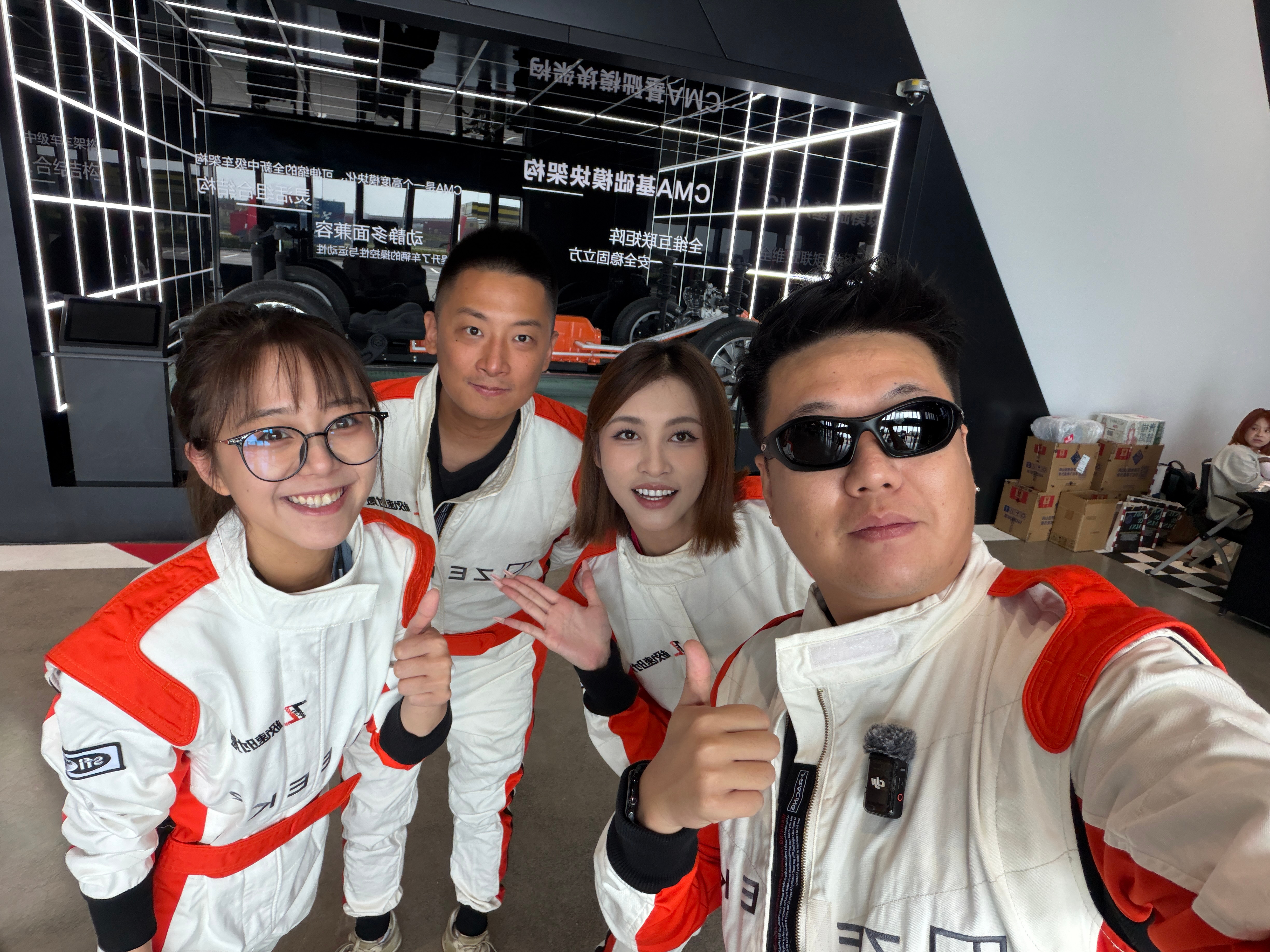 你们每个人都在凑9宫格 我一张照片全搞定 好吧祝福你们好运 飘移好好学！[dog