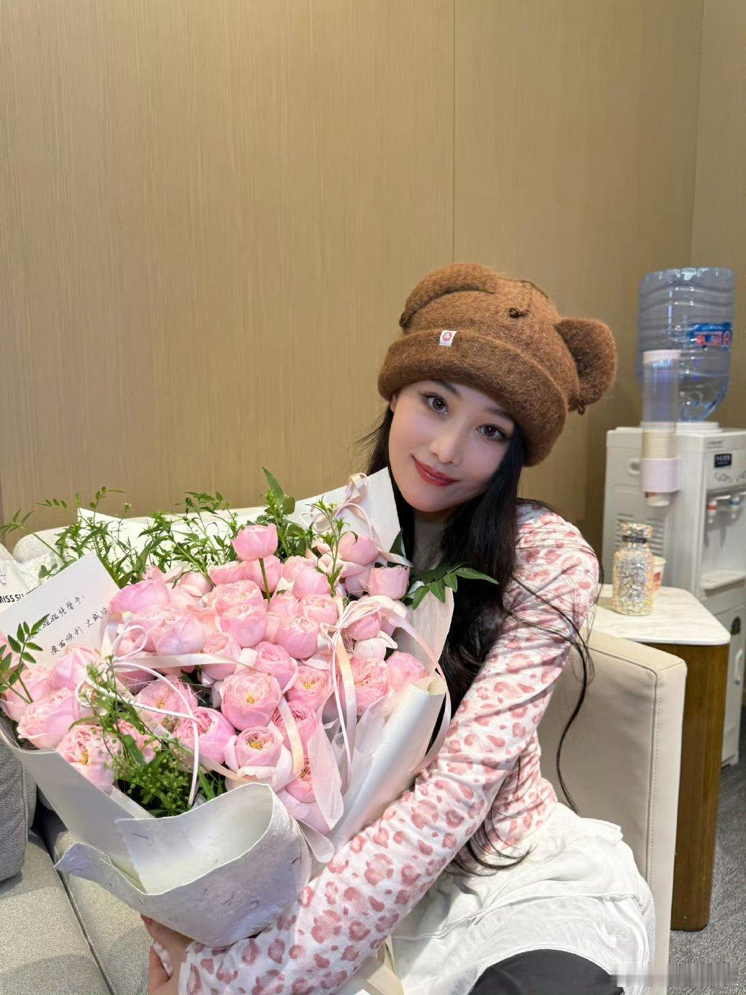 张馨予 你很有钱是吗 粉丝追星向偶像表达爱意，粉丝好；张馨予担心粉丝乱花钱、对粉