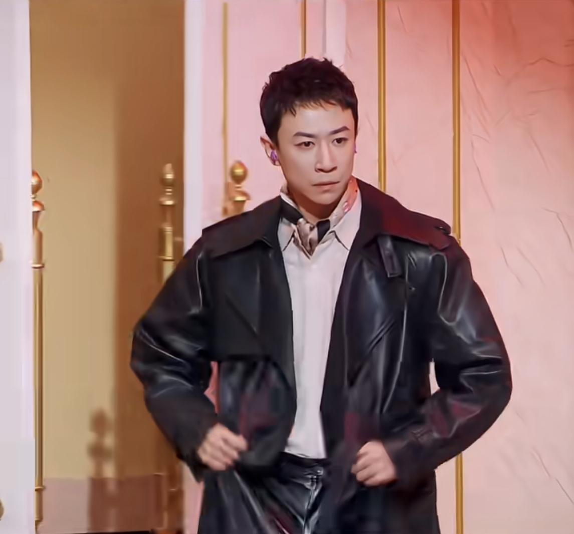 张维伊作为喜剧人，真是笑对生活，所有的一切都能作为素材。把所有的槽点都用上了，看