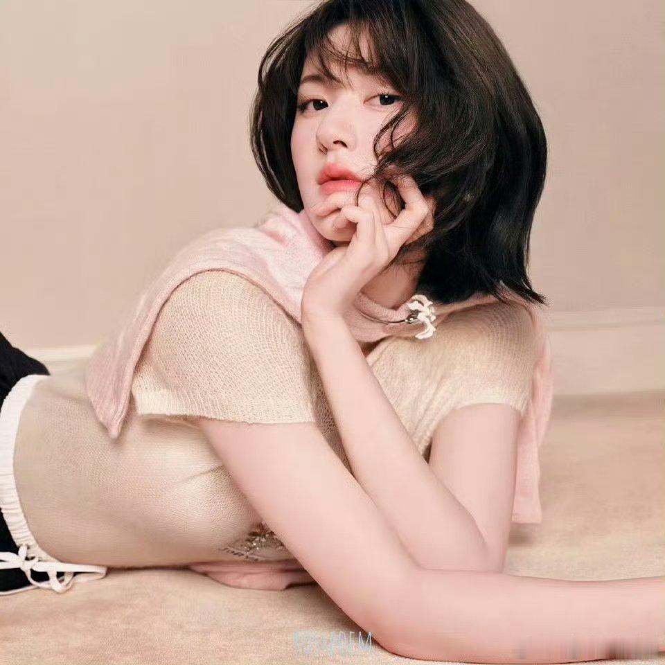 赵露思黑色蓬蓬裙 ，这组多好看呐！这才是露丝舒适圈啊[哇][哇] 