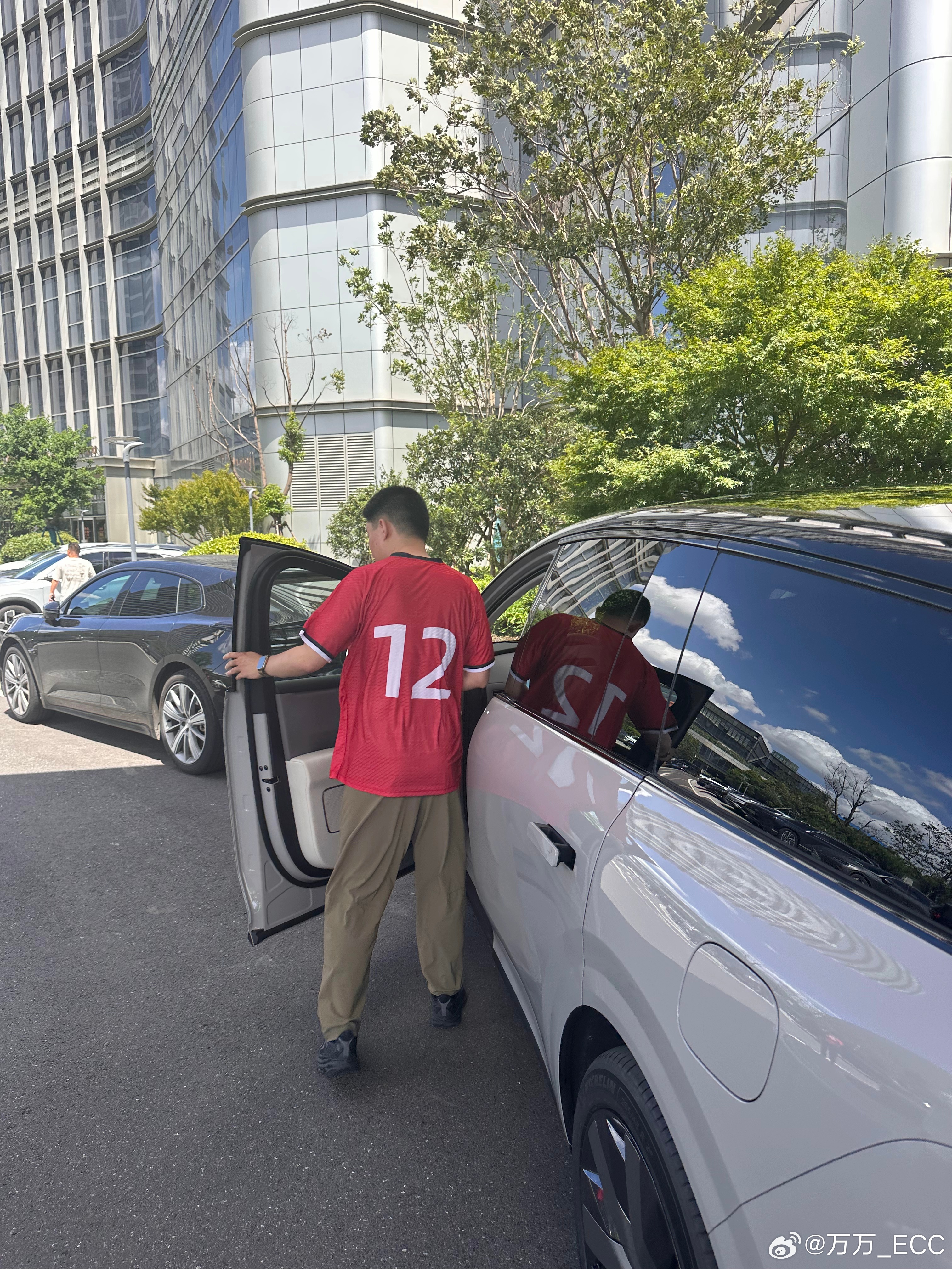 李想开理想 i8 去看苏超，12 号球衣有什么讲究？李想开i8现身常州理想i8 