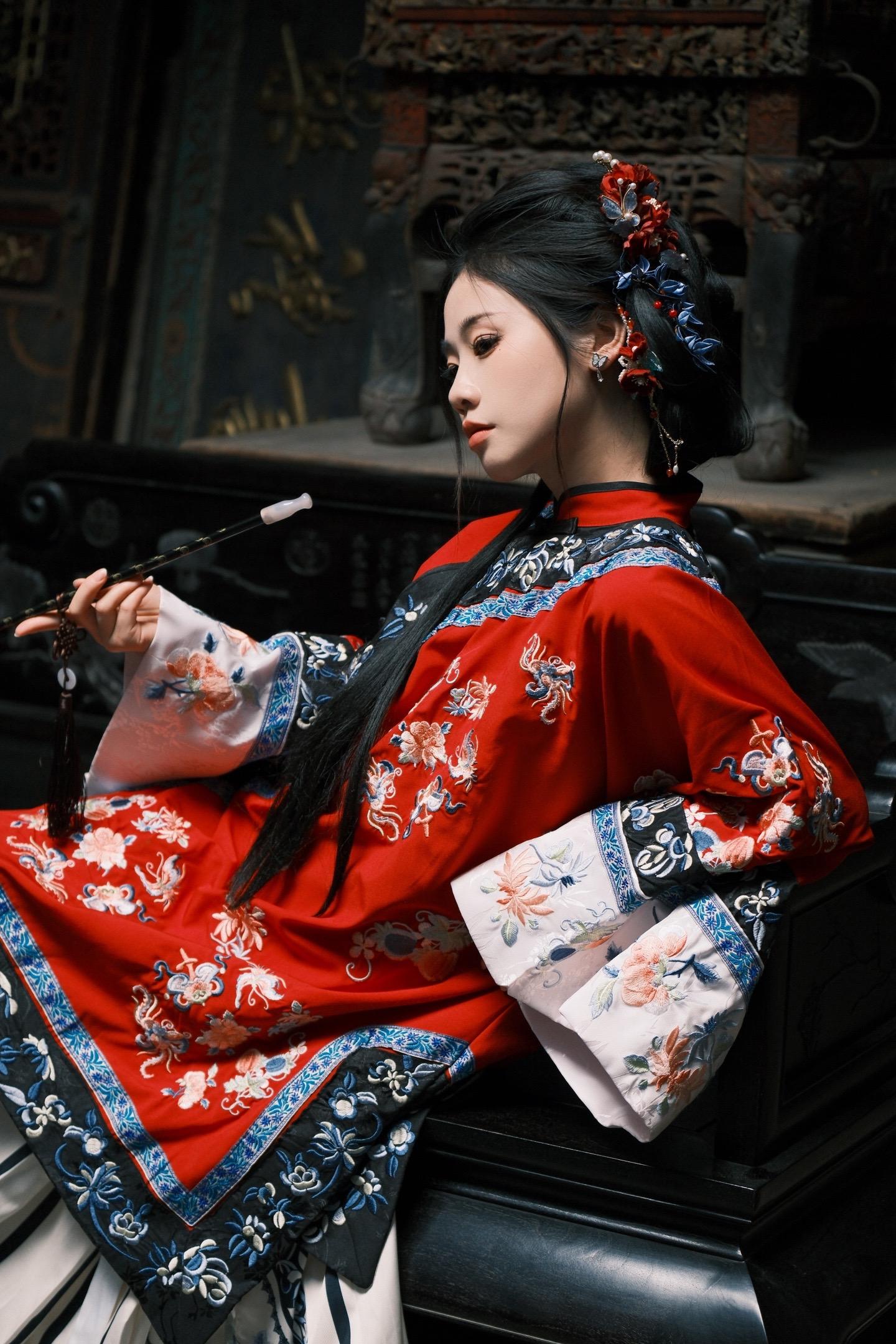庭院深深深几许，好似拍到画中人。📍：安徽宏村古镇
📷：富士XT5➕XF50-