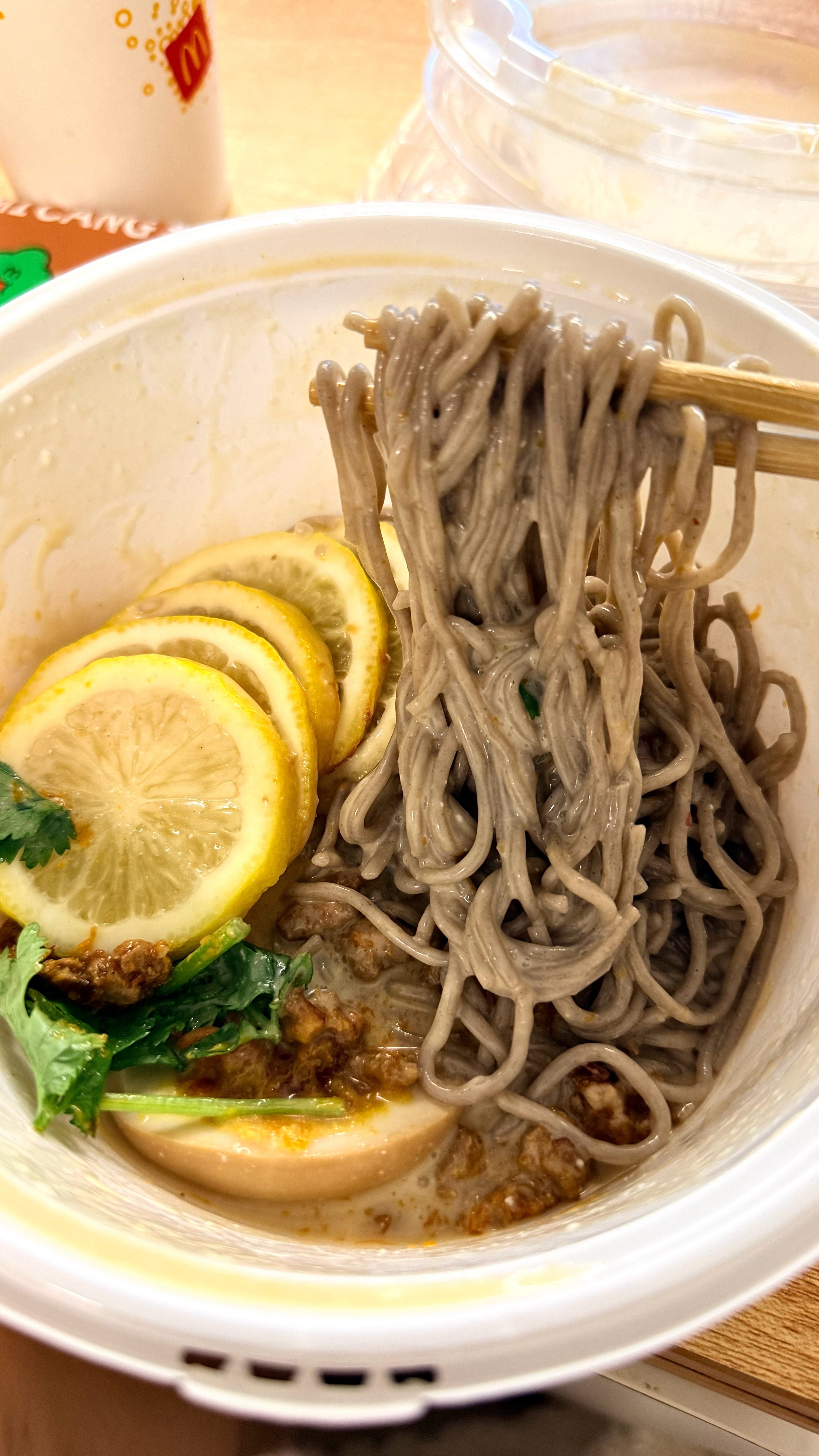 米仓食堂这个冰豆乳荞麦面好吃诶～味道很神奇，有打抛肉在像在吃泰国菜的感觉很适合夏