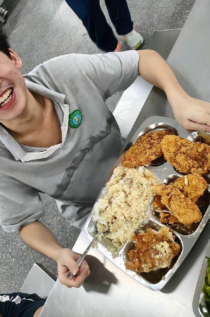 大三的儿子一直以为我们家里很穷，每次去上学的时候都是坐绿皮火车，在学校里吃饭，每