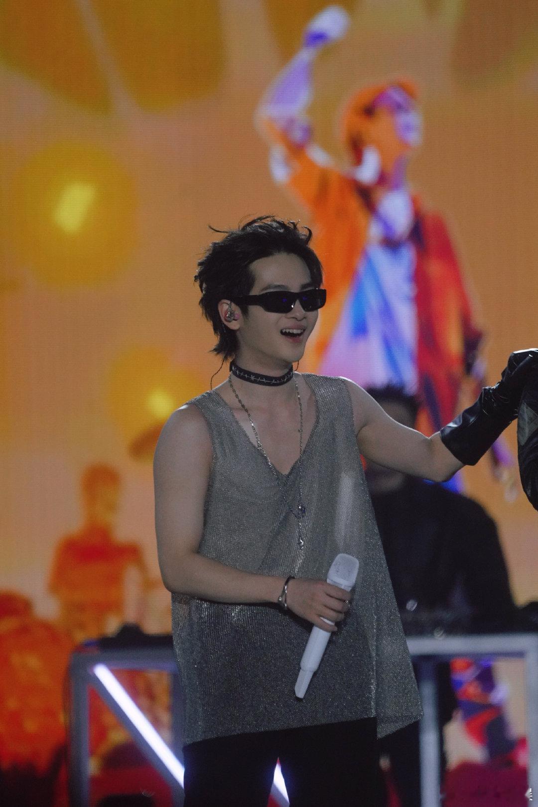 #周震南 太燥了#感觉周震南一开口整个场子瞬间都燃起来了，不愧是实力派歌手，调动