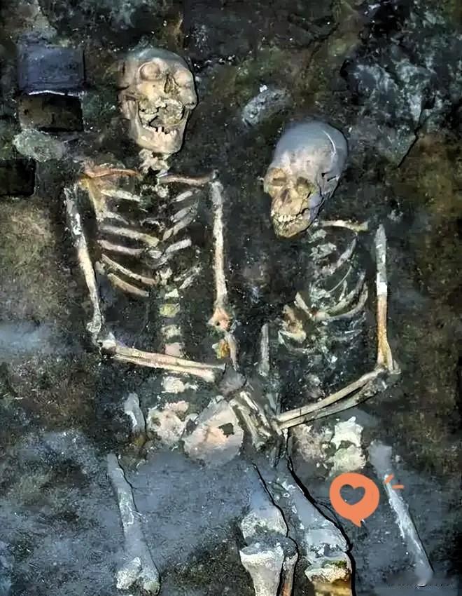 1997年7月，沈阳东华门工地，两具奇特遗骸重见天日。

这对年轻男女依偎相拥，