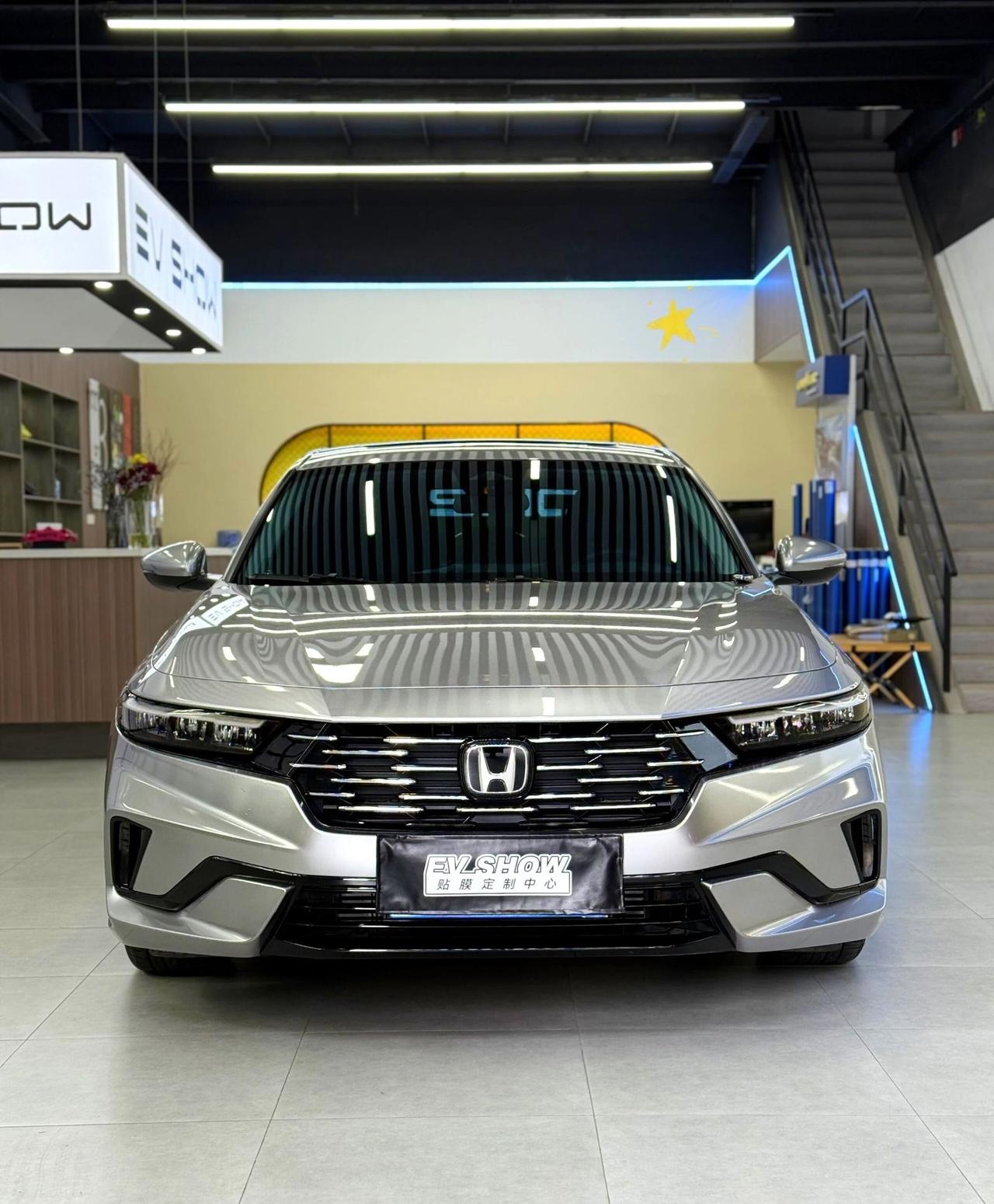 本田雅阁装贴GT银，老车秒变运动狠货！经典雅阁换上一身质感拉满的GT银车衣，冷冽