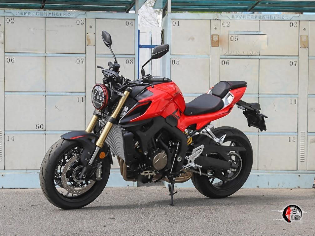 QJMOTOR近日推出追800四缸运动街车，售价47999元，成为目前国内市场最