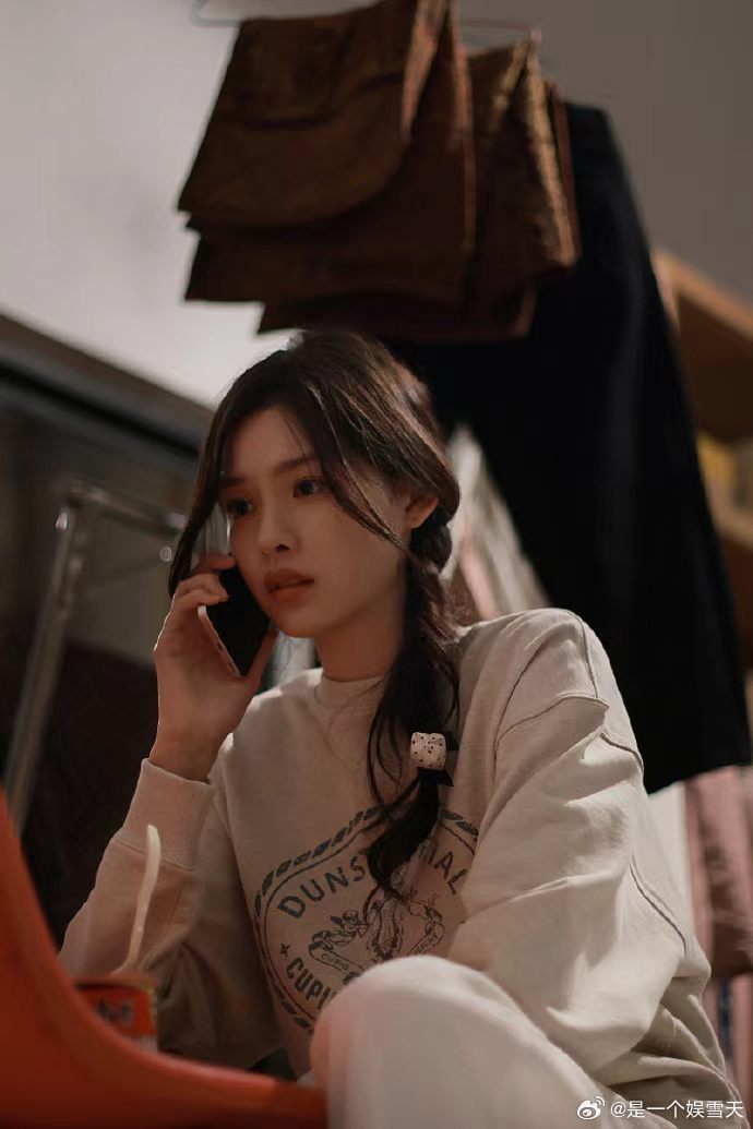 张艺上浪姐初舞台造型 黑长直配白裙太会了！校园初恋既视感，和剧里反差惊艳，清爽气