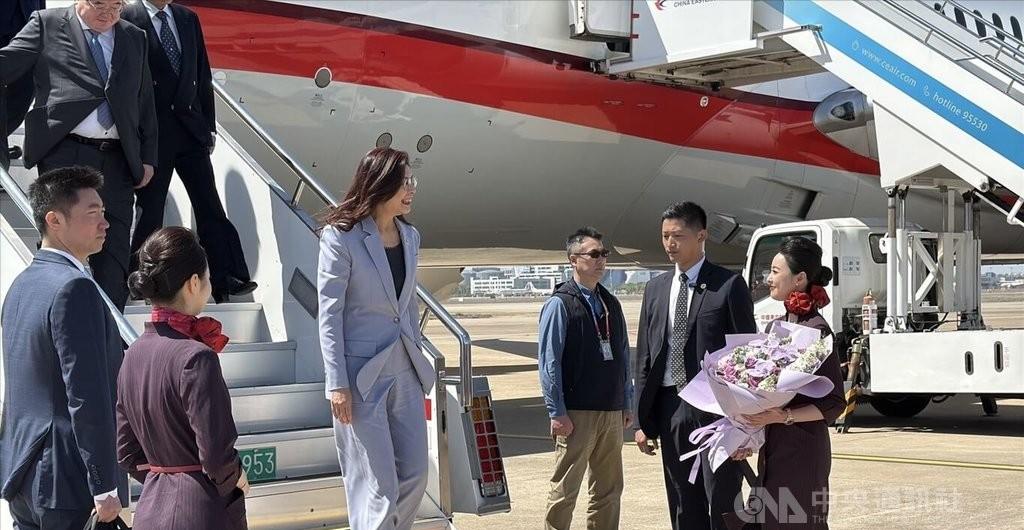 卢秀燕，你后悔了吧？朱立伦递过来的党主席你嫌烫手不敢接，郑丽文接了，上任没多久直