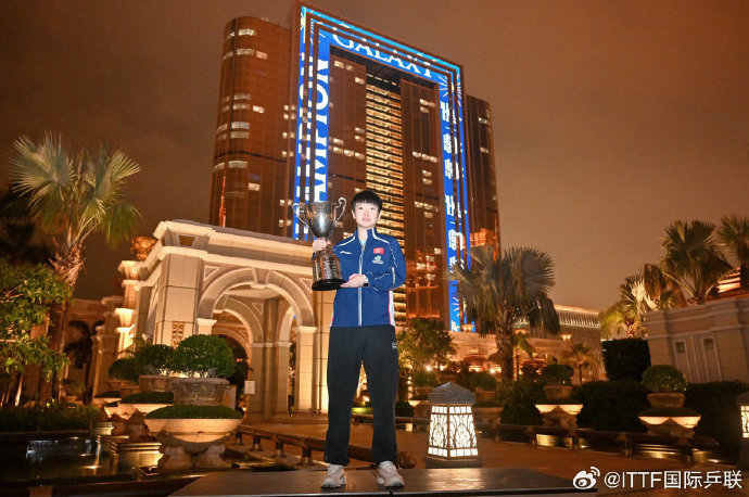 王楚钦孙颖莎同框澳门地标2026澳门乒乓球世界杯圆满落幕，男单冠军王楚钦、女单冠
