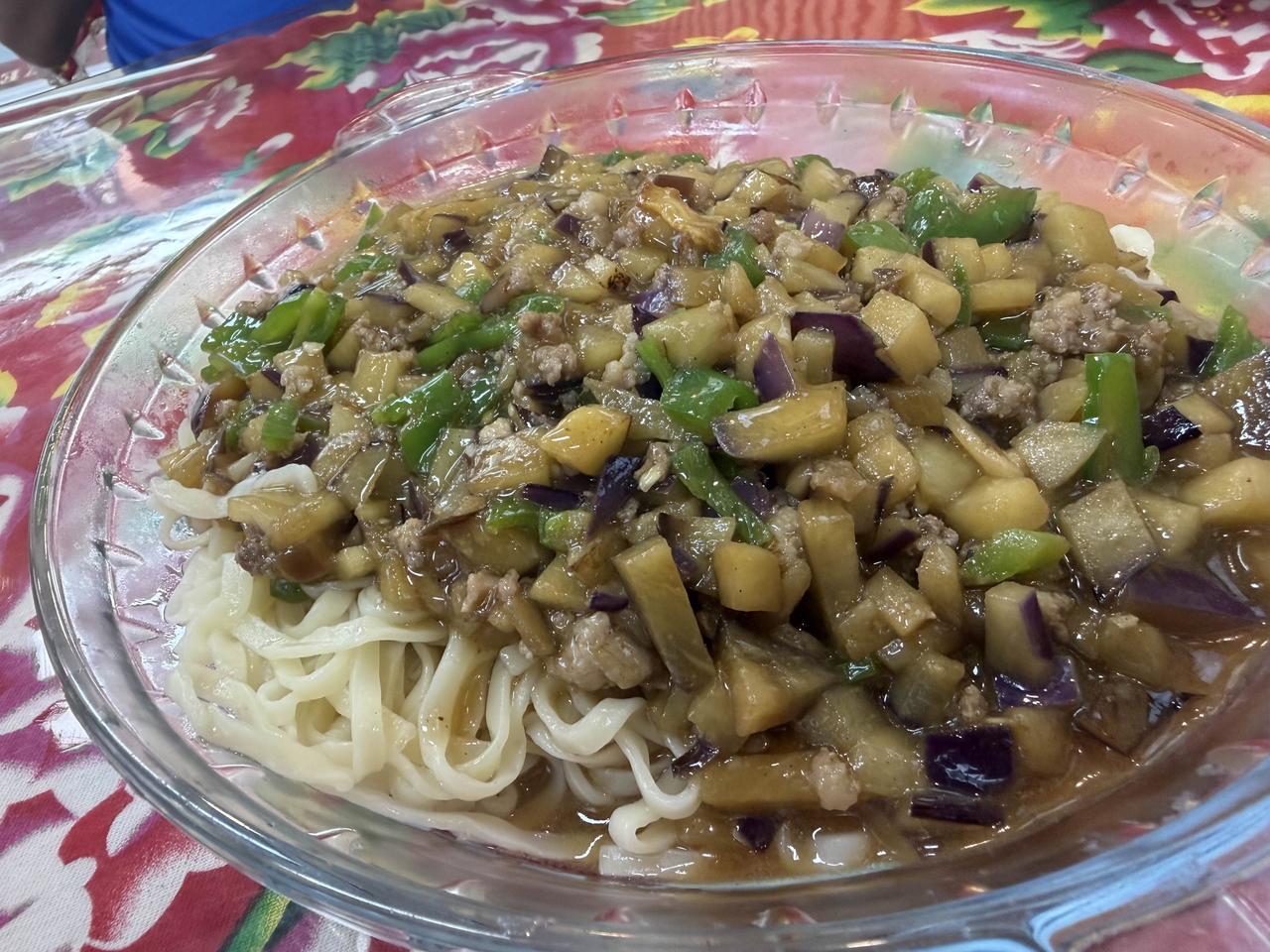 在众多家常面食里，茄子打卤面绝对是最朴实又最惊艳的美味之一，算不上精致大餐，却是