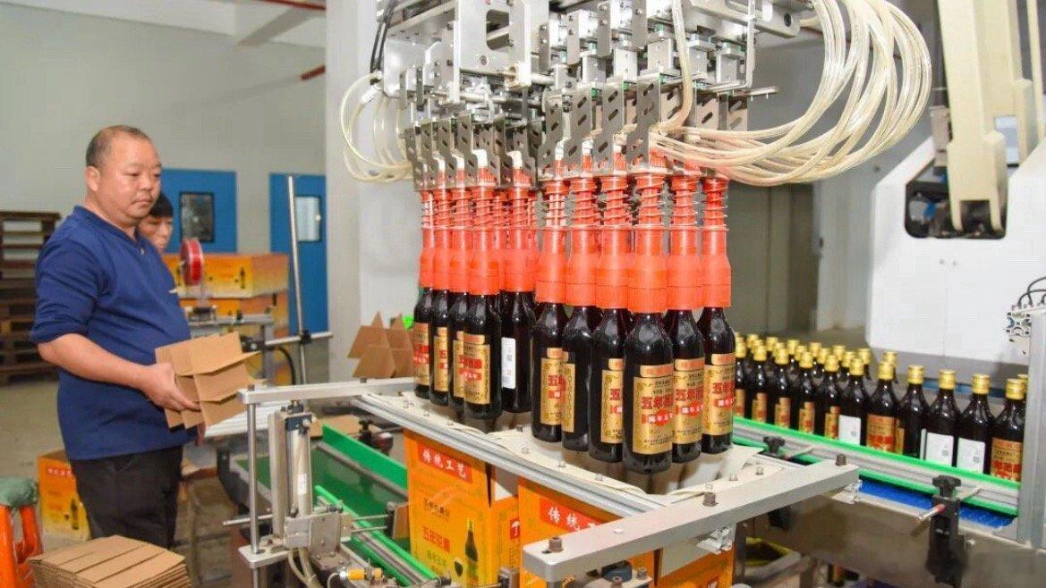 玉环政企同心助力老字号企业香飘出海 玉环市监局与台州海关联合上门，为万河酿造梳理