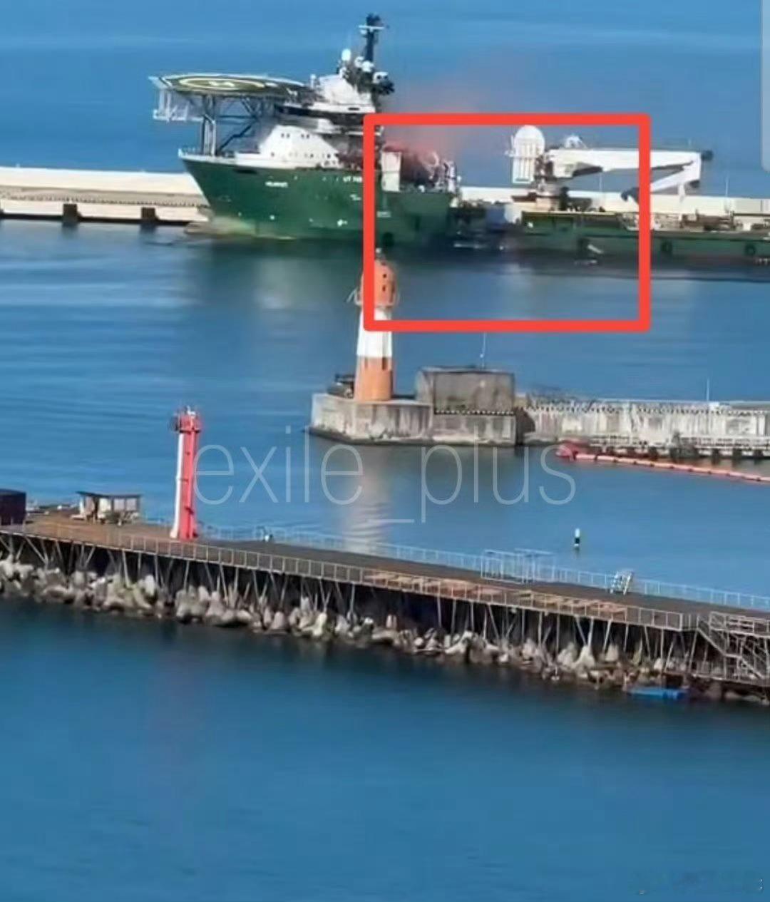 昨天乌克兰🇺🇦海军的无人艇对位于索契港的俄罗斯一艘“NEFRIT”补给船发动