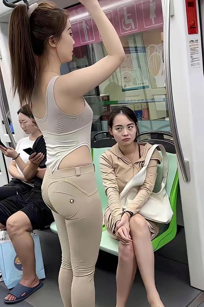 地铁穿搭引发热议，到底是我思想保守，还是穿搭没分寸？
 
在地铁撞见一身暴露贴身